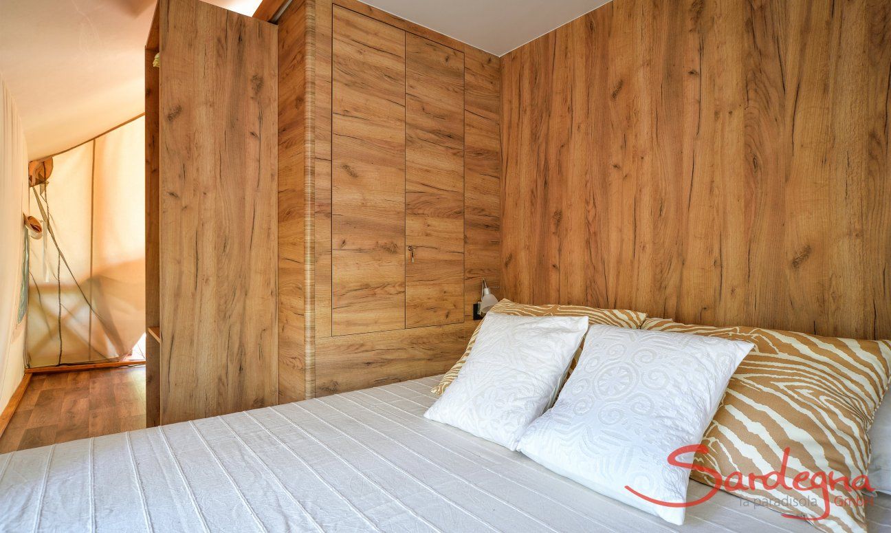Zelt-Lodge Orri | Modernes Schlafzimmer mit Doppelbett Modernes Schlafzimmer mit Doppelbett
