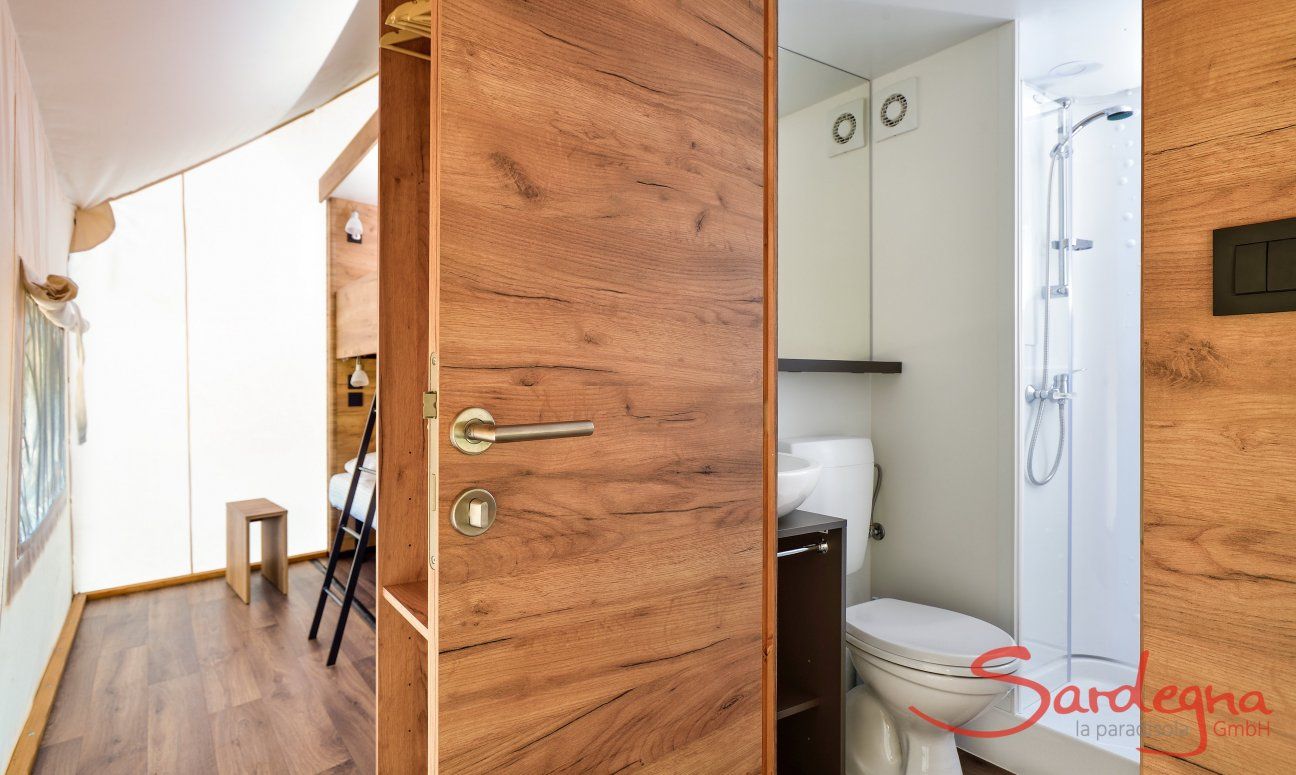 Zelt-Lodge Orri | Hochbett und Bad zusammen im Bild Badezimmer mit Dusche