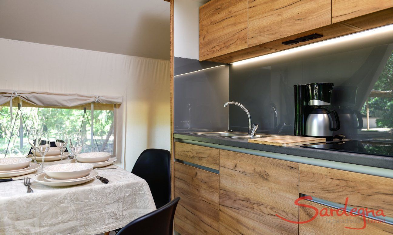 Zelt-Lodge Orri | Moderne Küchenzeile mit allen wichtigen Geräten Moderne Küchenzeile mit allen wichtigen Geräten