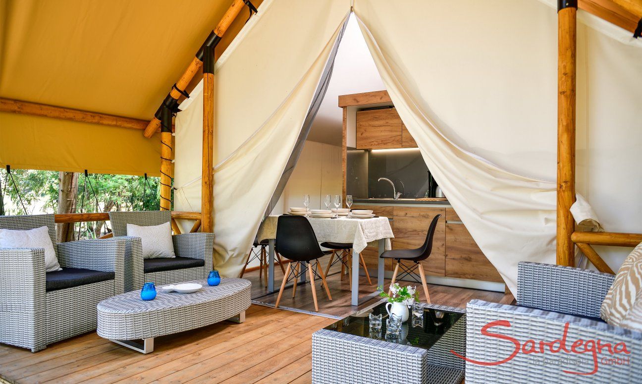Zelt-Lodge Orri | Gemütlich möblierte Terrasse Gemütlich möblierte Terrasse
