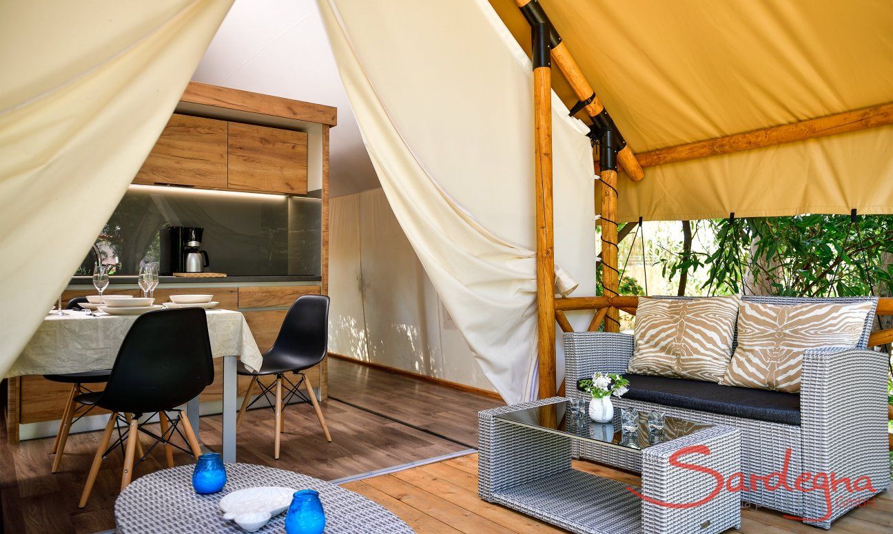 Zelt-Lodge Orri | Terrasse, Esstisch und Küche Zelt-Lodge Orri