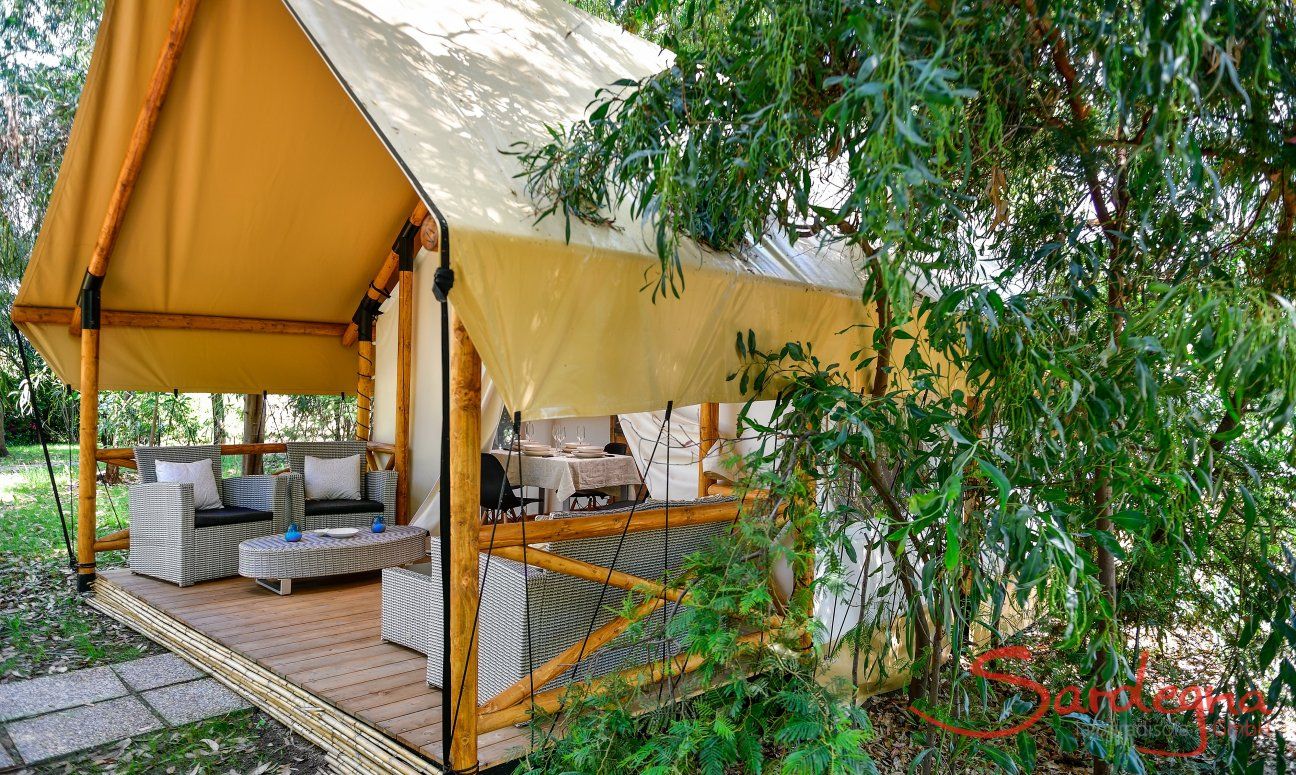 Zelt-Lodge Orri | Hochwertige Holzterrasse mit Loungemöbeln Hochwertige Holzterrasse mit Loungemöbeln