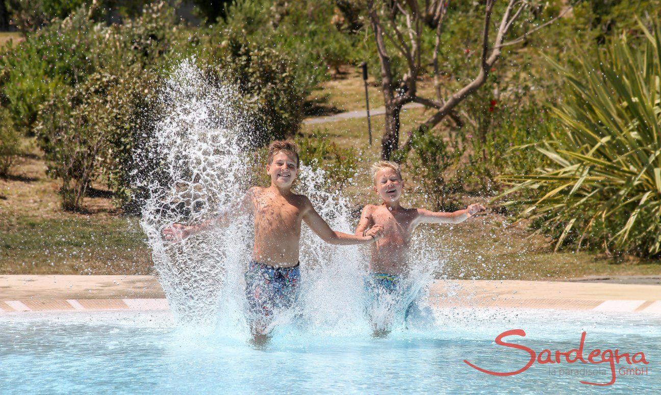 Zwei Jungs springen in den Pool von Li Conchi