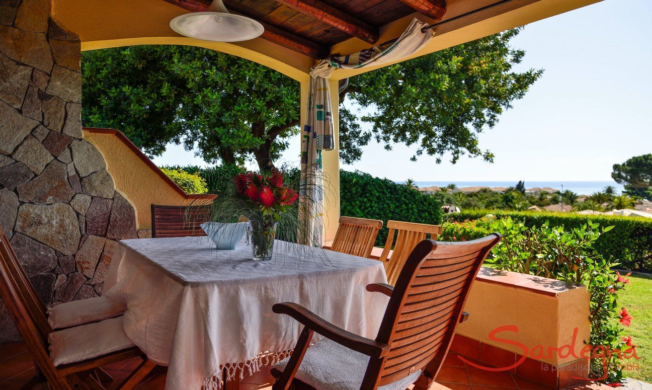 Villa Alessia | Schattige Terrasse mit Esstisch und Meerblick Schattige Terrasse mit Esstisch und Meerblick