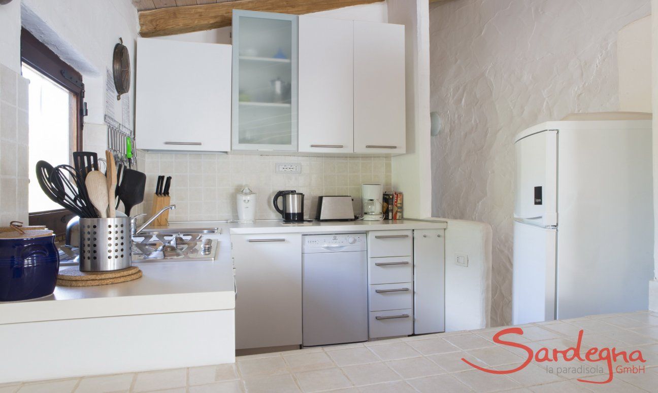 Küche mit Spülmaschine, Gasherd, Kühlschrank mit Eisfach und Elektrogeräten Villa Fiori 2, Monte Is Molas
