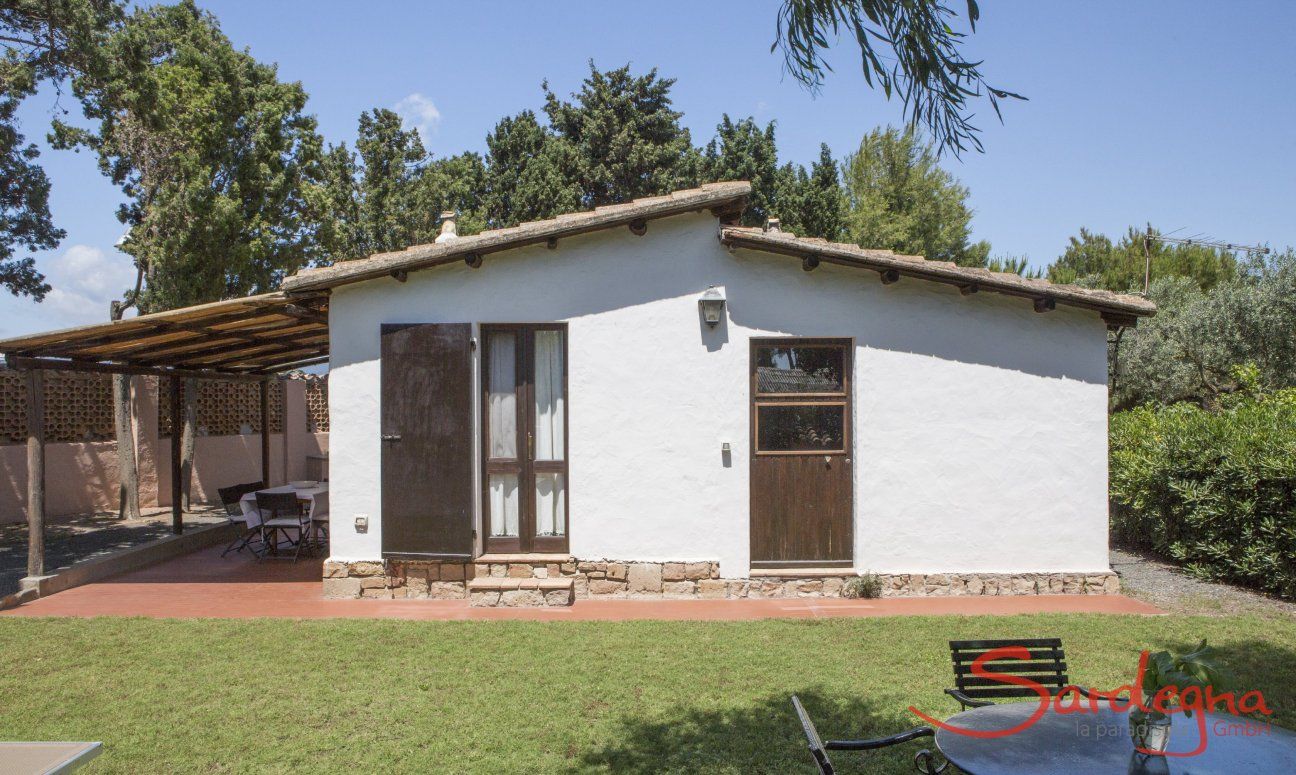 Casa Su Faru 5 | Garten und Haus mit überdachter Terrasse, Schlaf- und Wohnzimmereingang Hausansicht