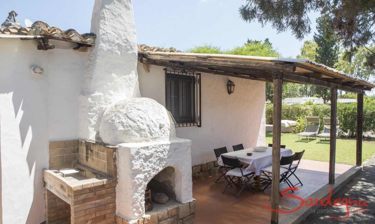 Casa Su Faru 5 | Pizzaofen auf der Terrasse neben dem Essbereich Pizzaofen auf der Terrasse neben dem Essbereich