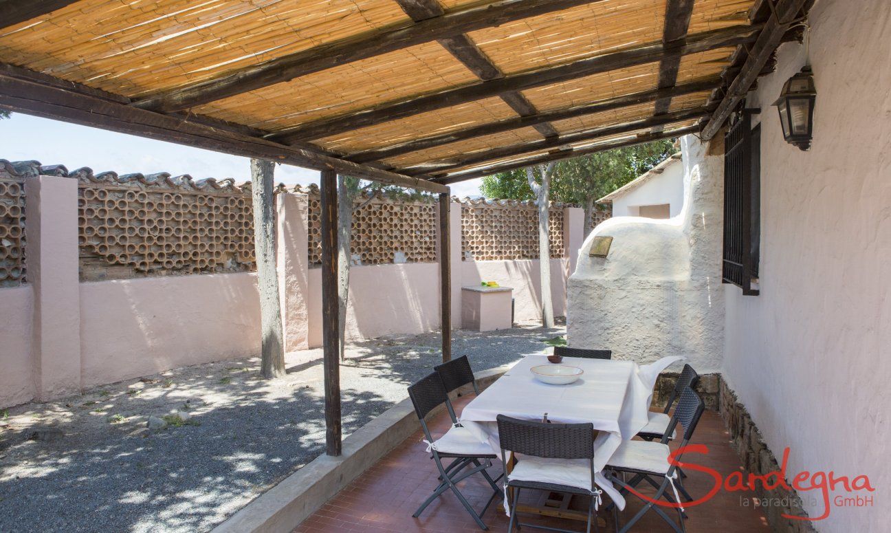 Casa Su Faru 5 | Überdachte Terrasse mit großem Esstisch Überdachte Terrasse mit großem Esstisch