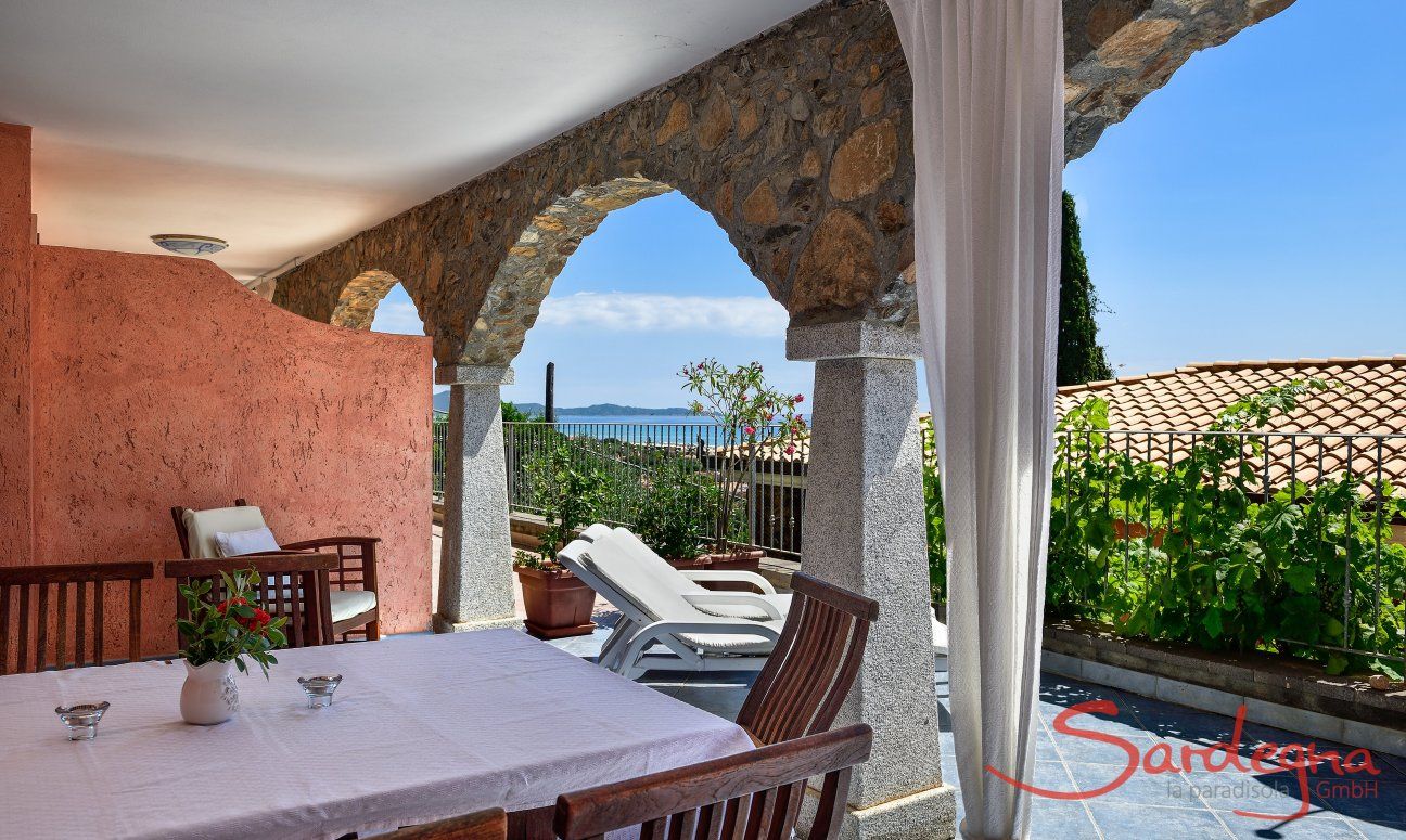 Apartment Castededdu 4 | Esstisch mit Blick über das Meer der Costa Rei Esstisch mit Blick über das Meer der Costa Rei