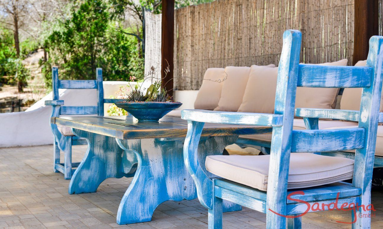 Villa Liliana | Terrasse mit rustikaler Sitzgruppe aus Holz in sardischem Stil Terrasse mit rustikaler Sitzgruppe aus Holz in sardischem Stil