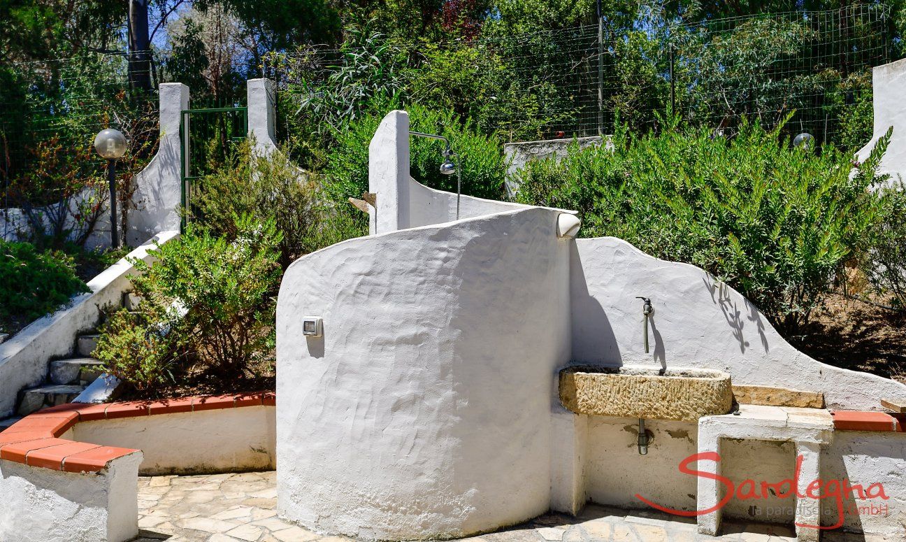 Villa Liliana | Blickdichte, gemauerte Aussendusche Blickdichte, gemauerte Aussendusche