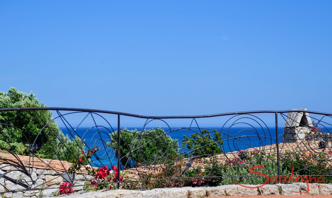 Schmiedeisener Zaun der Piazza von Sant Elmo mit blauem Meer und Himmel