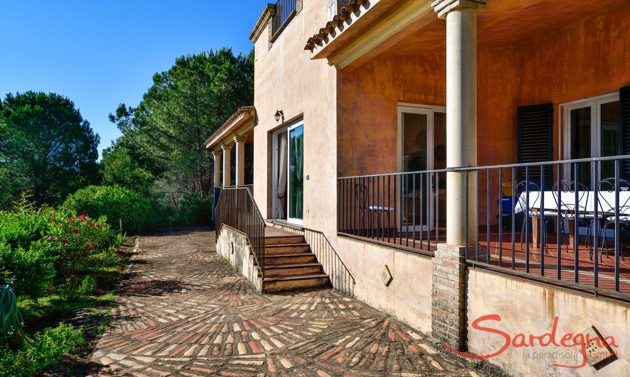 Villa mit großer Terrasse und Blick über den Garten 