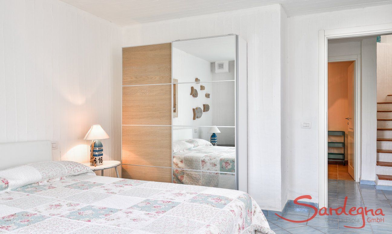 Li Conchi 35 | Schlafzimmer im UG mit Treppe zum oberen Stock und privatem Bad Schlafzimmer UG