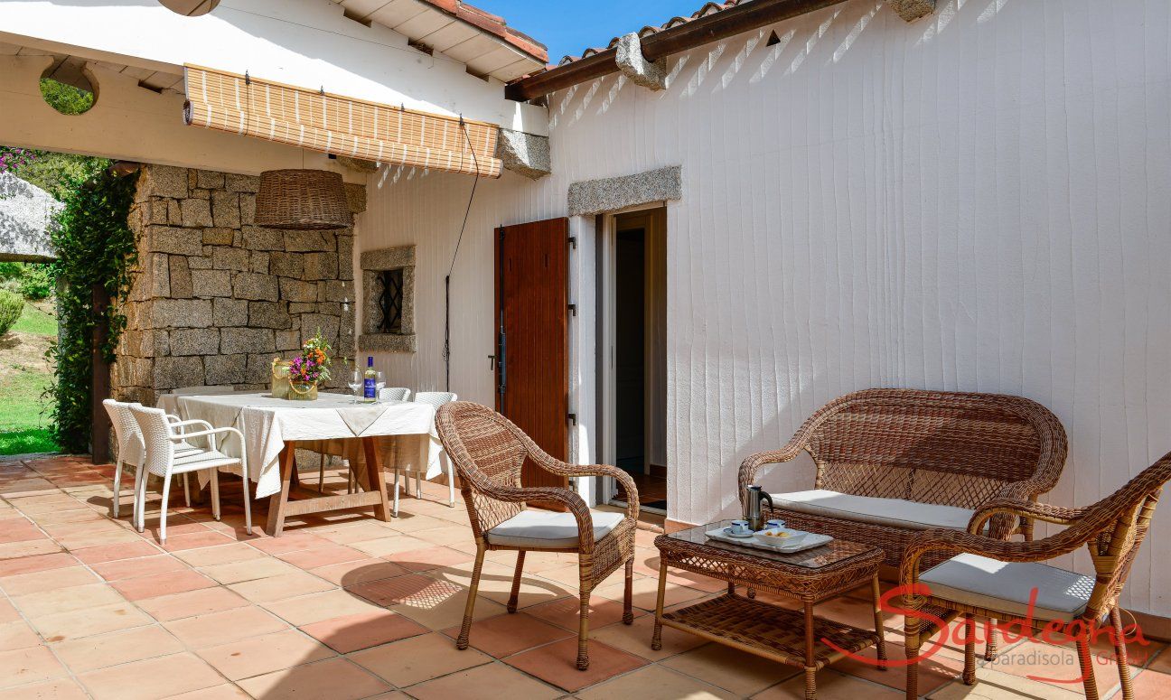Li Conchi 35 | Die Terrasse mit Sofa und Esstisch wird zum Wohnzimmer im Freien Innenhof