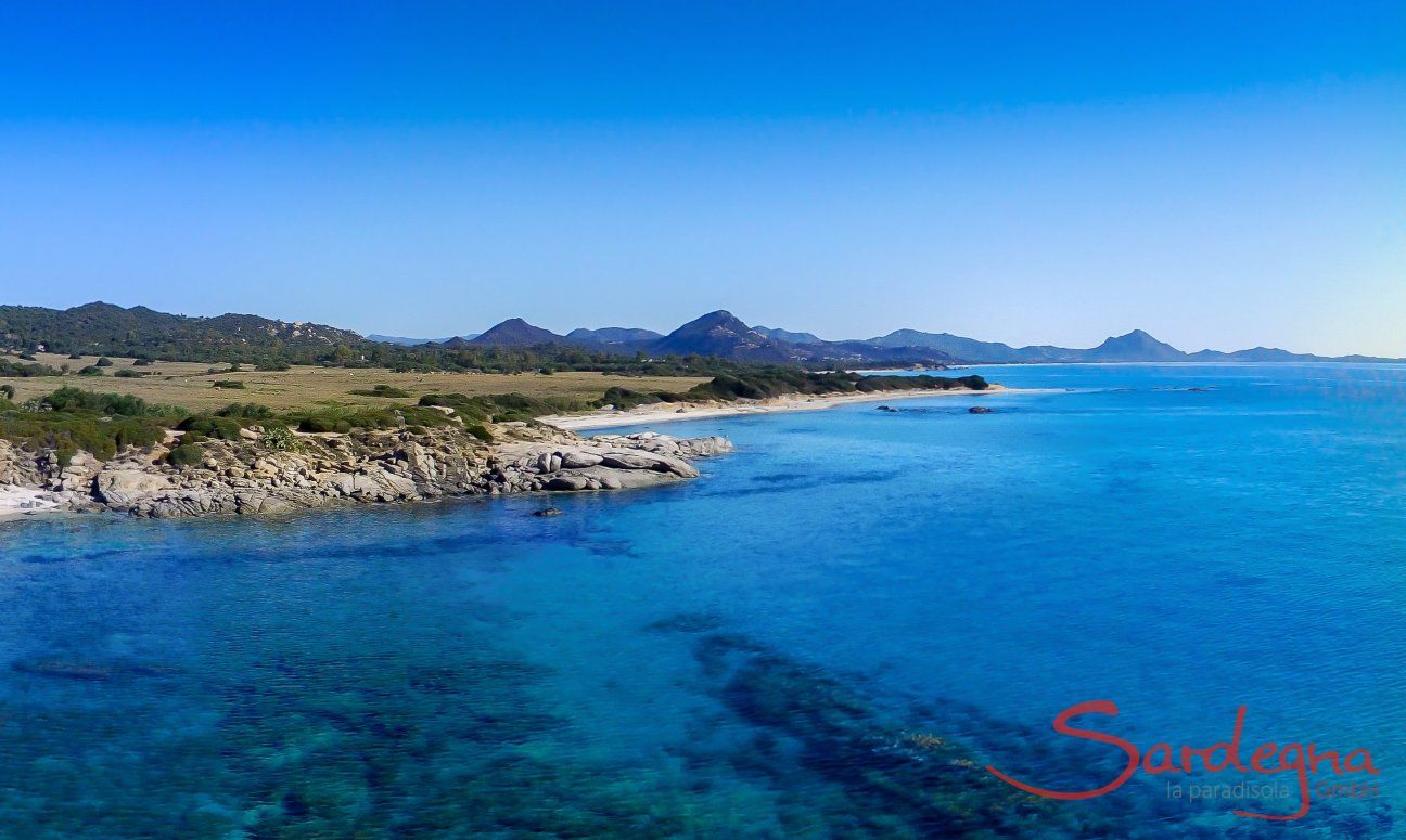 Luftansicht vom Strand und Meer von Sant Elmo Richtung Costa Rei