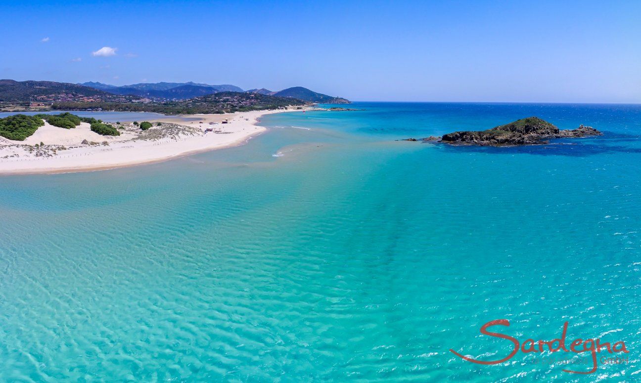 Luftaufnahme vom Strand von Chia mit Insel Su Giudeu