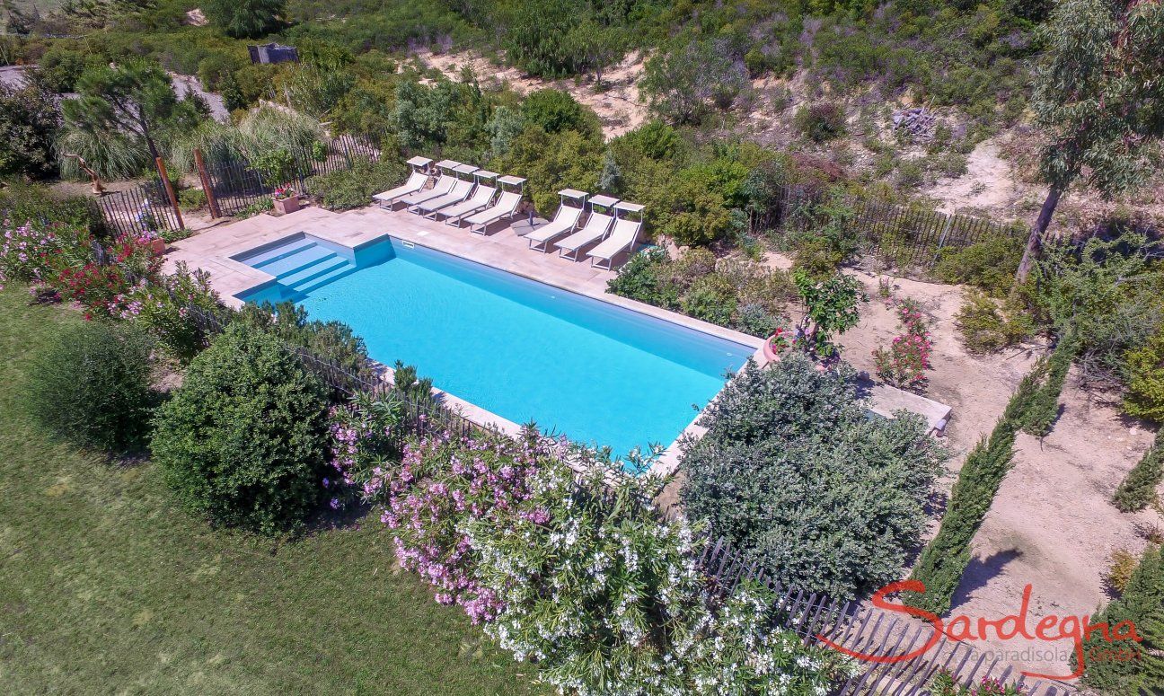 Villa Isabelle | Luftansicht der Pool-Landschaft mit den mediterranen Pflanzen Luftansicht der Pool-Landschaft mit den mediterranen Pflanzen