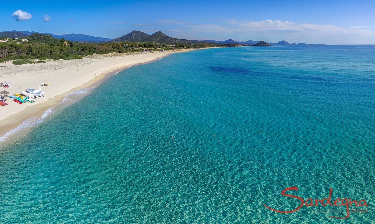 Sandstrand von Cala Sinzias mit seinem glasklaren Meer, nur 2 km von Li Conchi entfernt