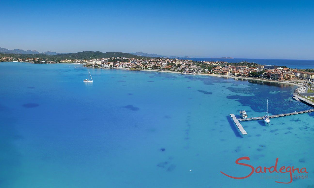 Luftansicht vom karibik blauen Meer vor Golfo Aranci