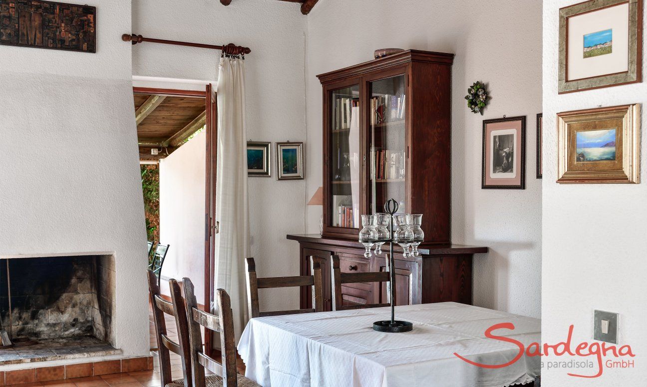 Villa Roberta | Essbereich mit Kamin Essbereich