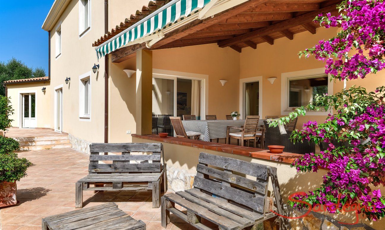 Villa Caroline | Großräumige, überdachte Terrasse mit Essbereich Großräumige, überdachte Terrasse mit Essbereich