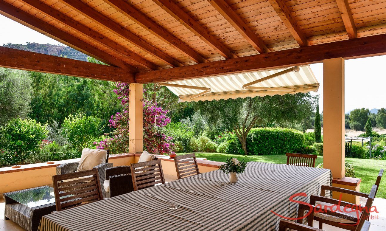 Villa Caroline | Großer, überdachter Esstisch auf der Terrasse Großer, überdachter Esstisch auf der Terrasse