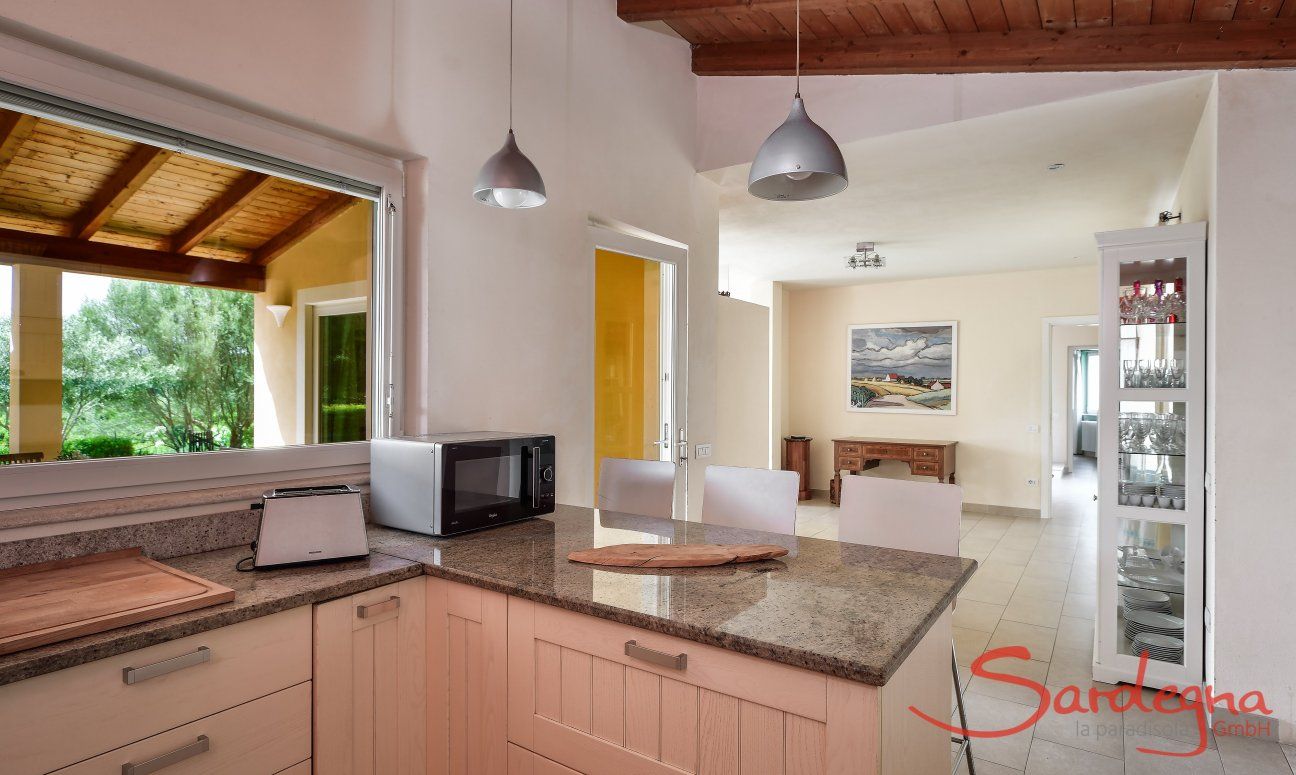 Villa Caroline | Küchenoberfläche aus Granit und Frühstückstresen Küchenoberfläche aus Granit und Frühstückstresen