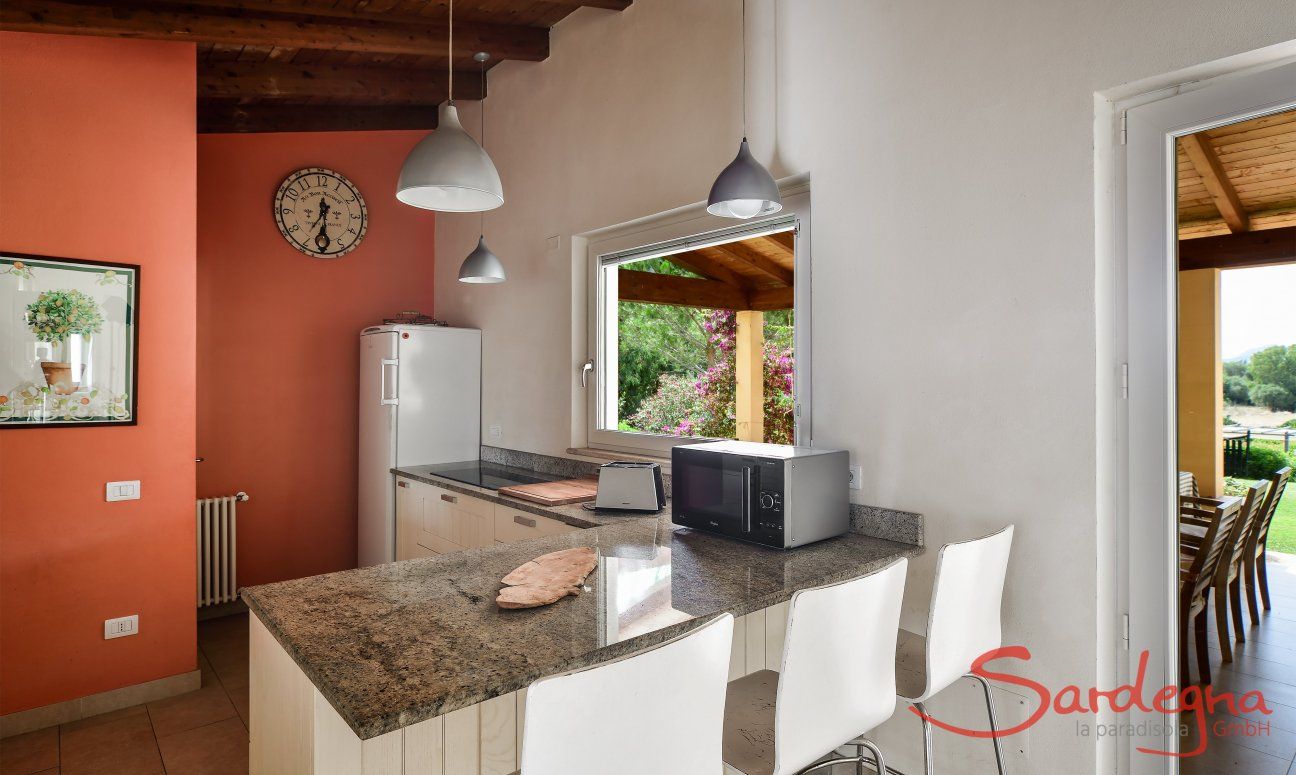 Villa Caroline | Helle Küche mit Blick auf die Terrasse Helle Küche mit Blick auf die Terrasse