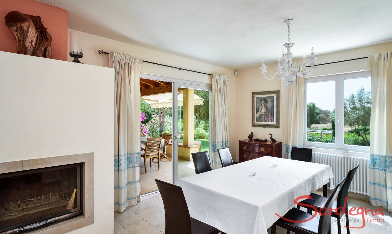 Villa Caroline | Wohnbereich mit Kamin und Terrassenzugang Wohnbereich mit Kamin und Terrassenzugang