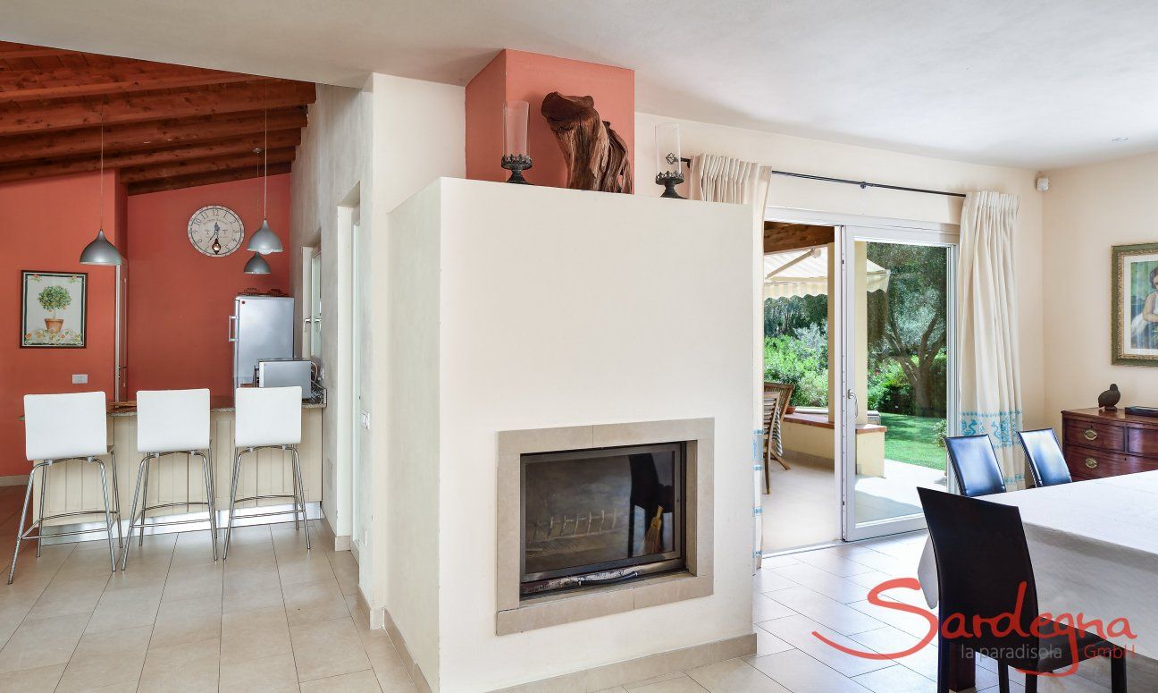 Villa Caroline | Kamin, Terrassenzugang und Blick in Richtung Küche Kamin, Terrassenzugang und Blick in Richtung Küche