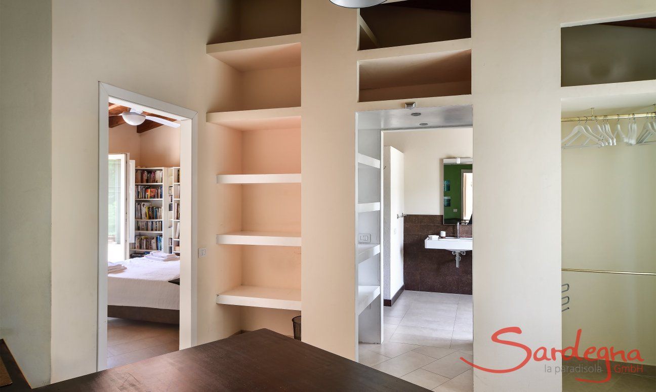 Villa Caroline | Flur mit viel Stauraum und Blick in Schlafzimmer 1 und Badezimmer 1 Flur mit viel Stauraum und Blick in Schlafzimmer 1 und Badezimmer 1