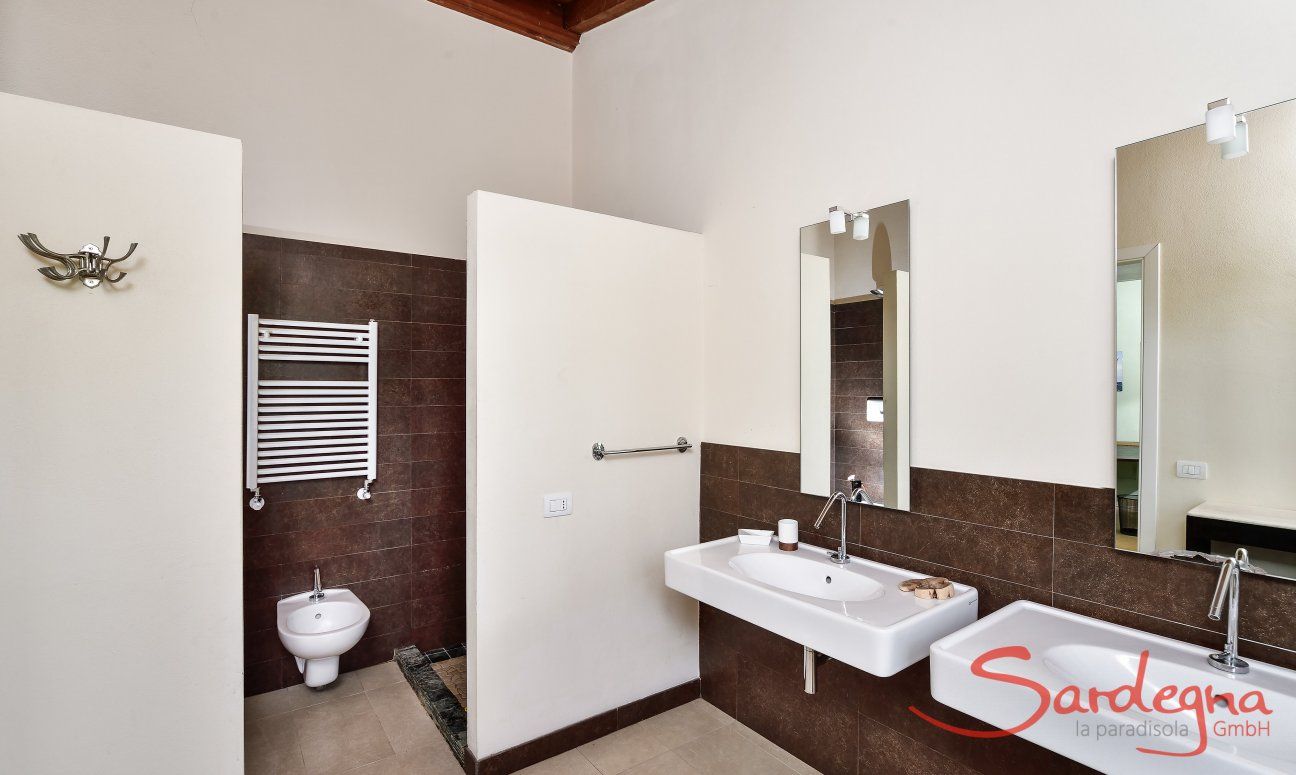 Villa Caroline | Modernes Badezimmer 1 mit ebenerdiger Dusche Modernes Badezimmer 1 mit ebenerdiger Dusche