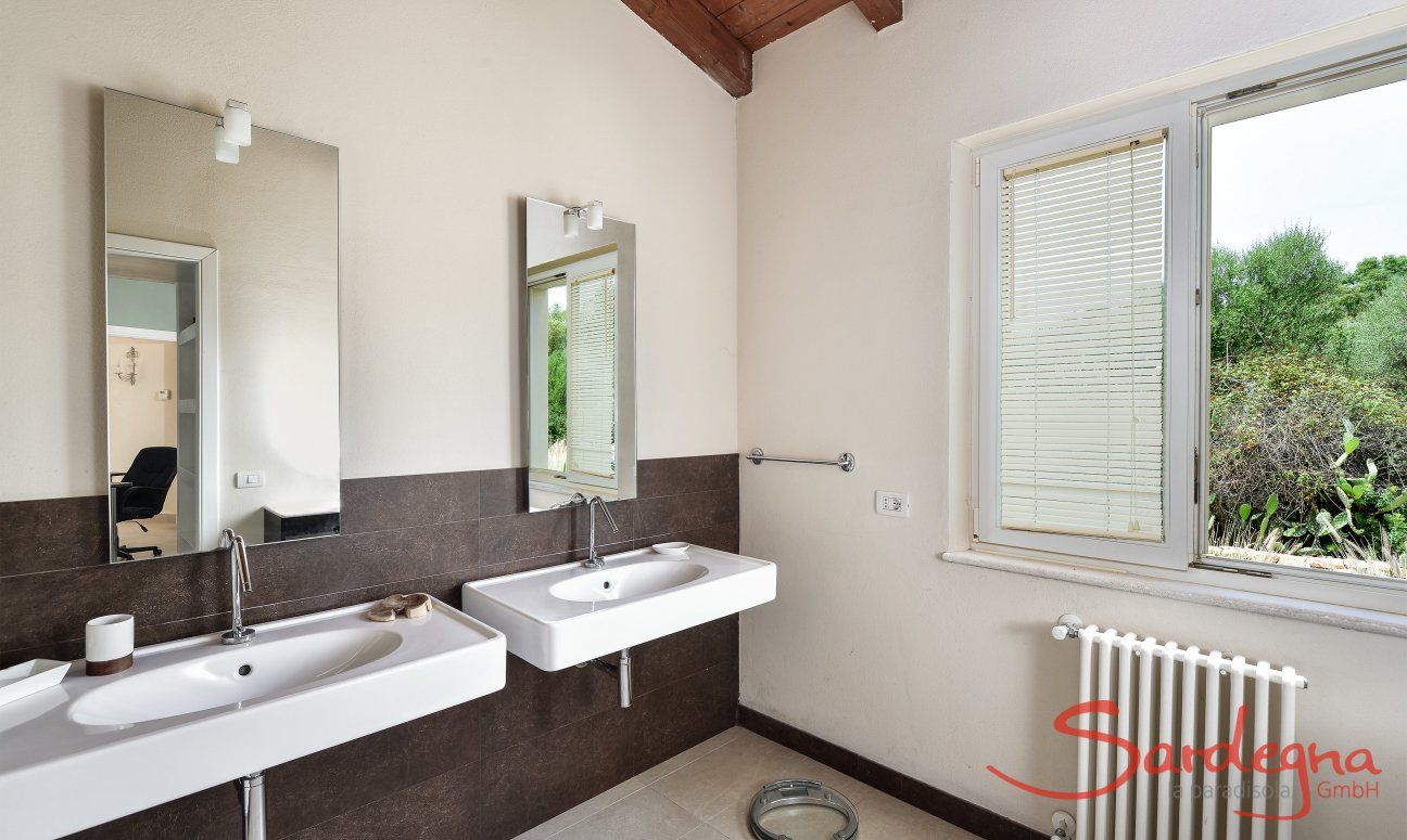 Villa Caroline | Badezimmer 1 mit zwei Waschbecken Badezimmer 1 mit zwei Waschbecken