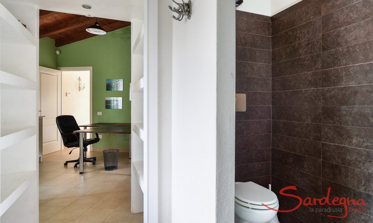 Villa Caroline | Badezimmer 1 mit Blick auf den Flur Badezimmer 1 mit Blick auf den Flur