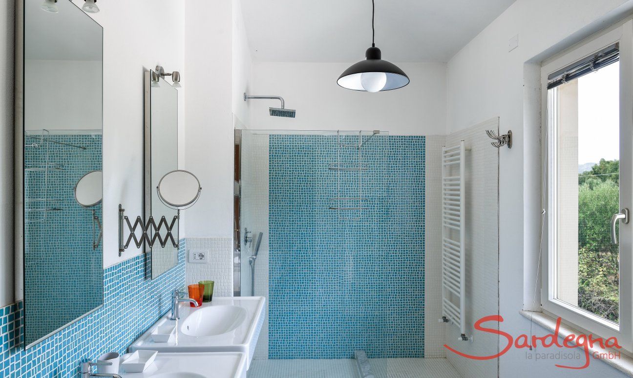Villa Caroline | Badezimmer 2 mit ebenerdiger Dusche Badezimmer 2 mit ebenerdiger Dusche