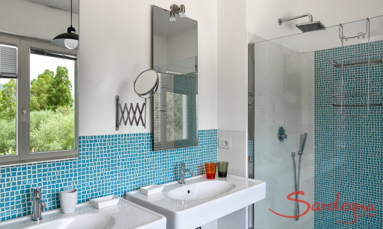 Villa Caroline | Badezimmer 2 mit zwei Waschbecken Badezimmer 2 mit zwei Waschbecken