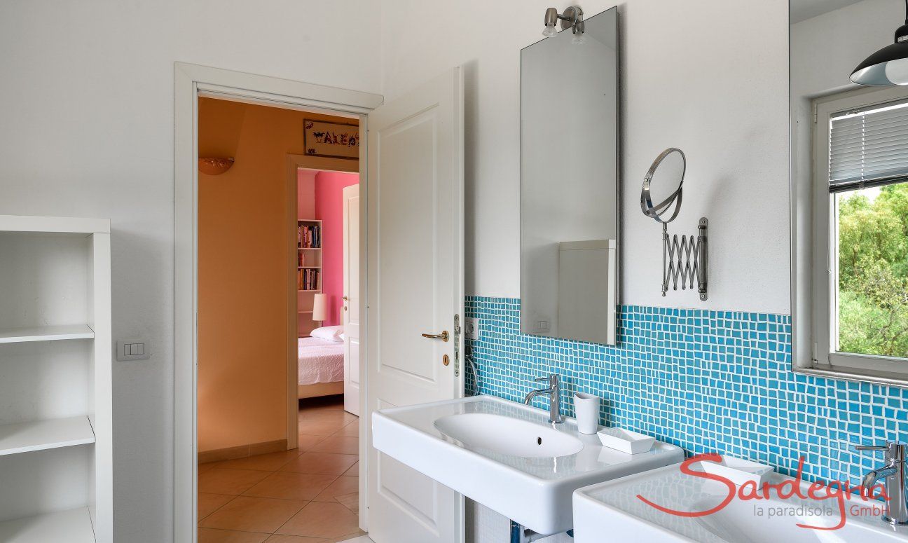 Villa Caroline | Badezimmer 2 mit Blick auf den Flur und Schlafzimmer 2 Badezimmer 2 mit Blick auf den Flur und Schlafzimmer 2