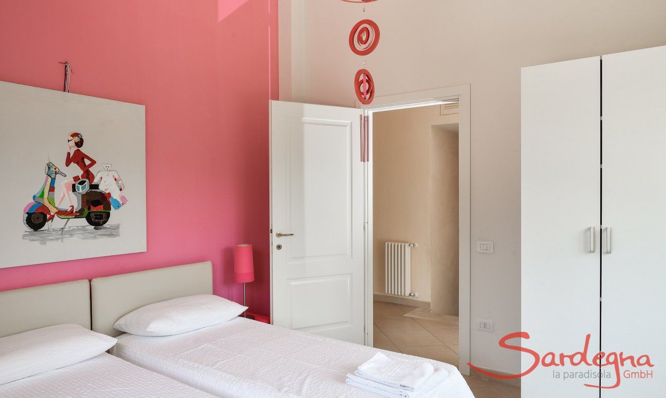 Villa Caroline | Schlafzimmer 2 mit zwei Einzelbetten und Schrank Schlafzimmer 2 mit Doppelbett und Stauraum