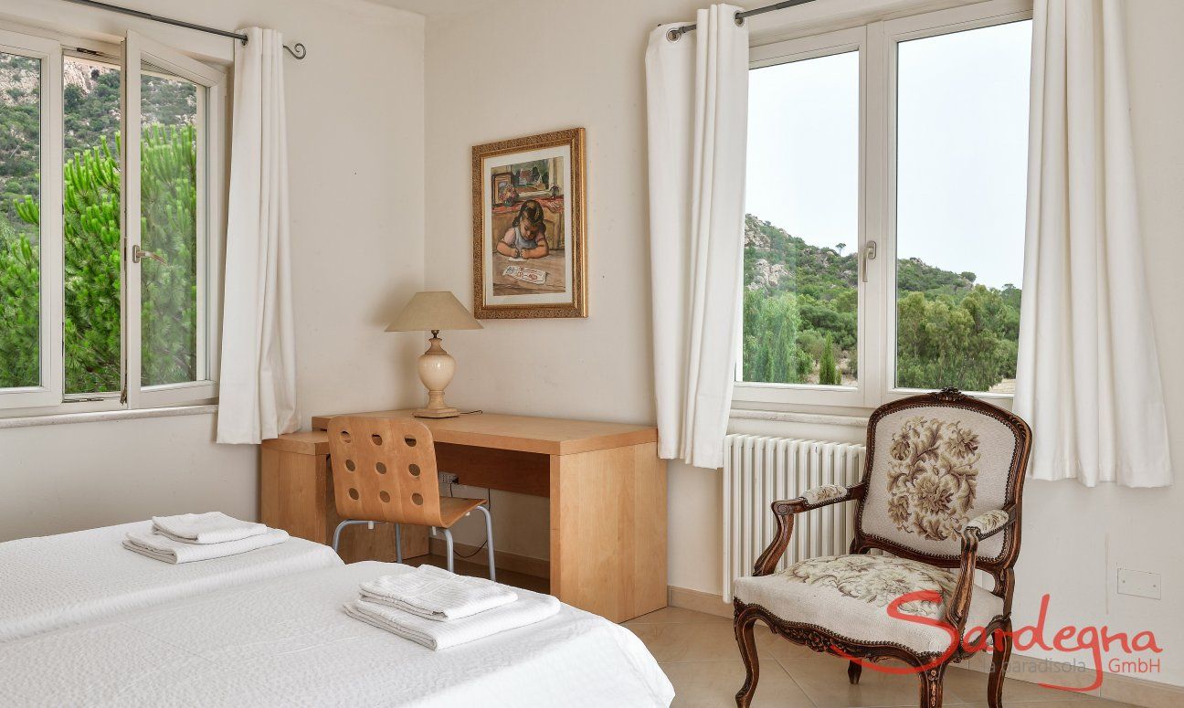 Villa Caroline | Schlafzimmer 2 mit Schreibtisch und Blick in die Natur Schlafzimmer 2 mit Schreibtisch und Blick in die Natur
