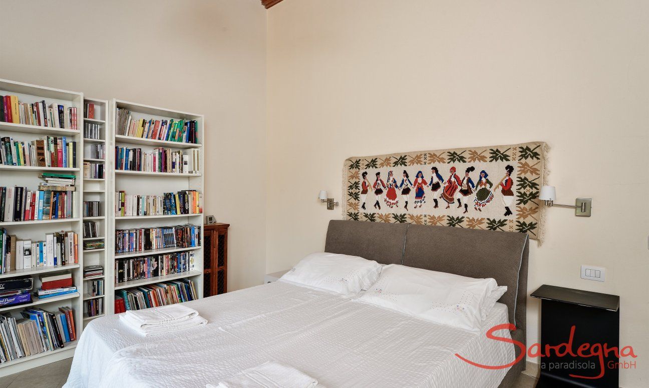 Villa Caroline | Schlafzimmer 1 mit großer Bücherauswahl Schlafzimmer 1 mit großer Bücherauswahl