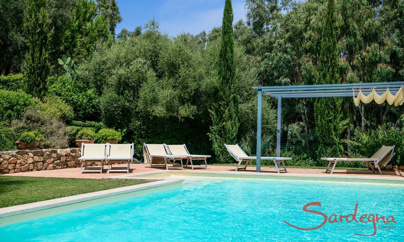 Villa Caroline | Gepflegter Poolbereich im Garten Gepflegter Poolbereich im Garten
