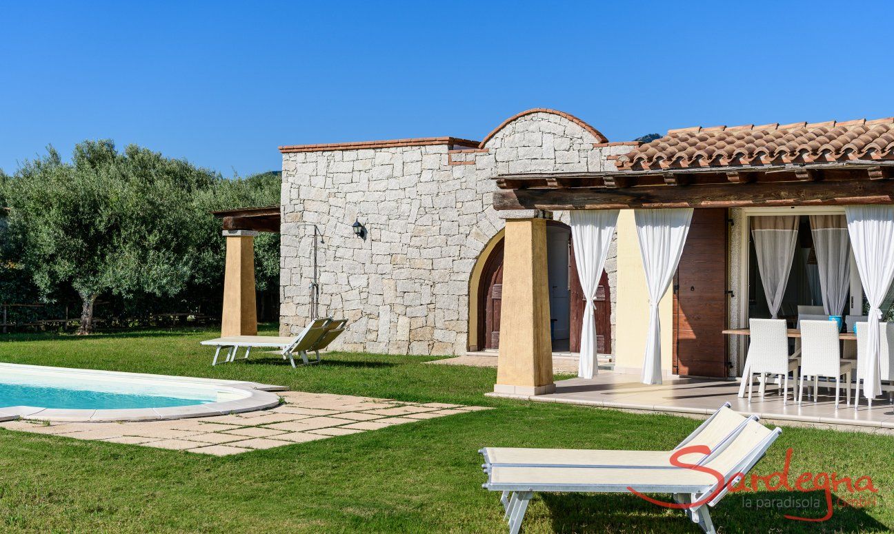 Villa Campidano 20 | Garten mit mit grünem Rasen, Pool und Haus Villa Campidano 20 mit Garten mit Pool