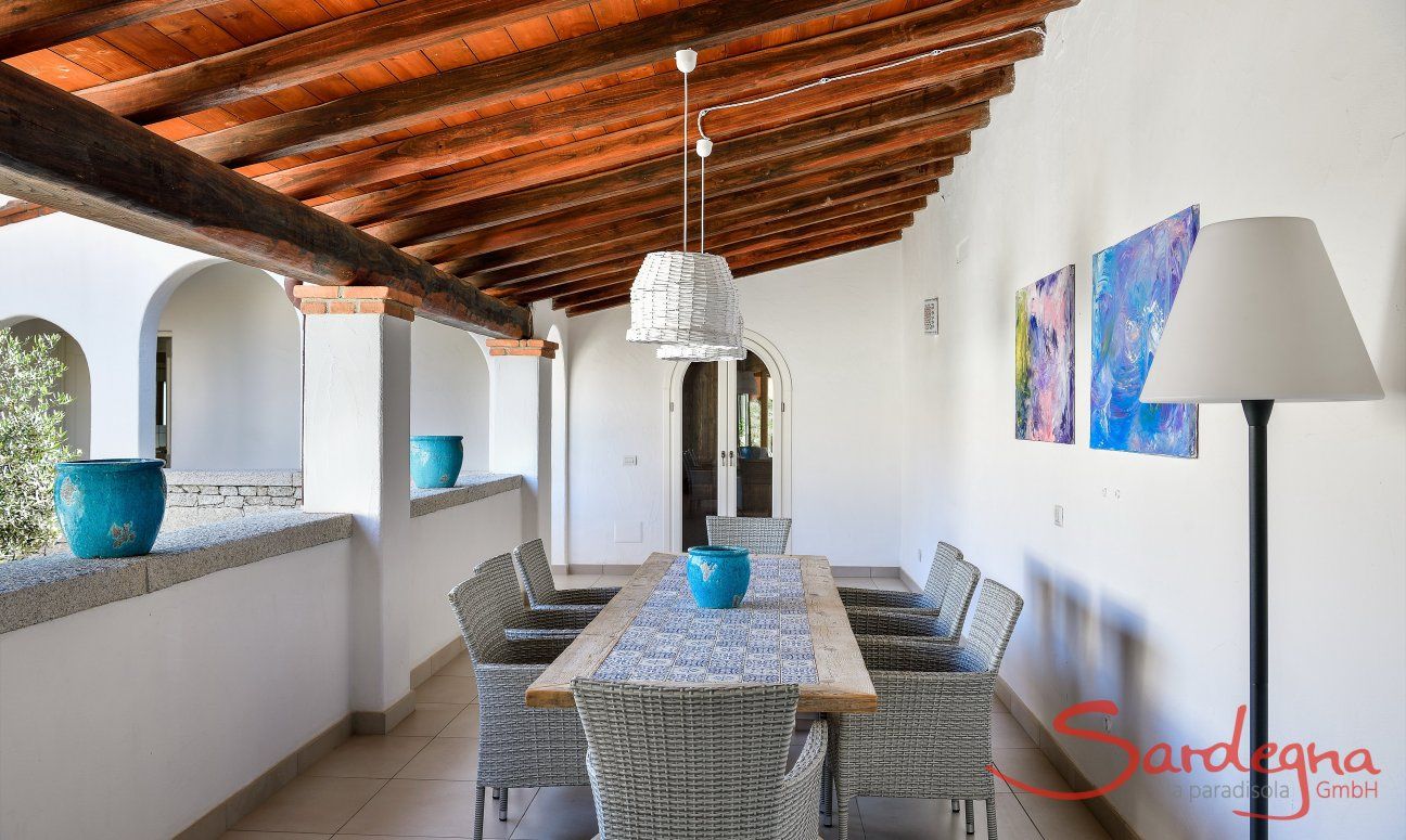 Großer Esstisch unter der überdachten Terrasse im Innenhof von  Villa Campidano 20