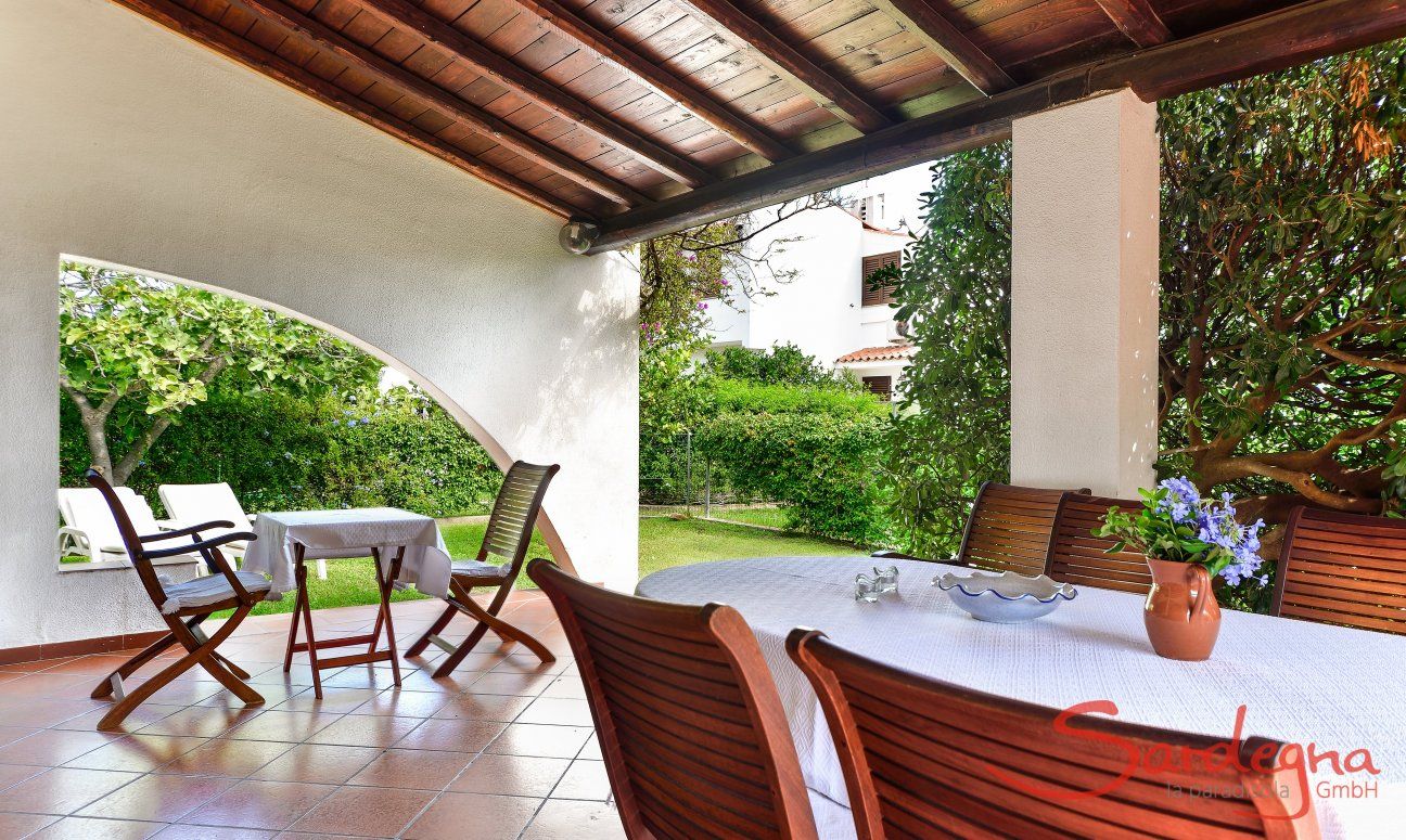 Villa Vela | Große, außrgewöhnlich geschnittene Terrasse mit Esstisch Große, ausergewöhnlich geschnittene Terrasse mit Esstisch