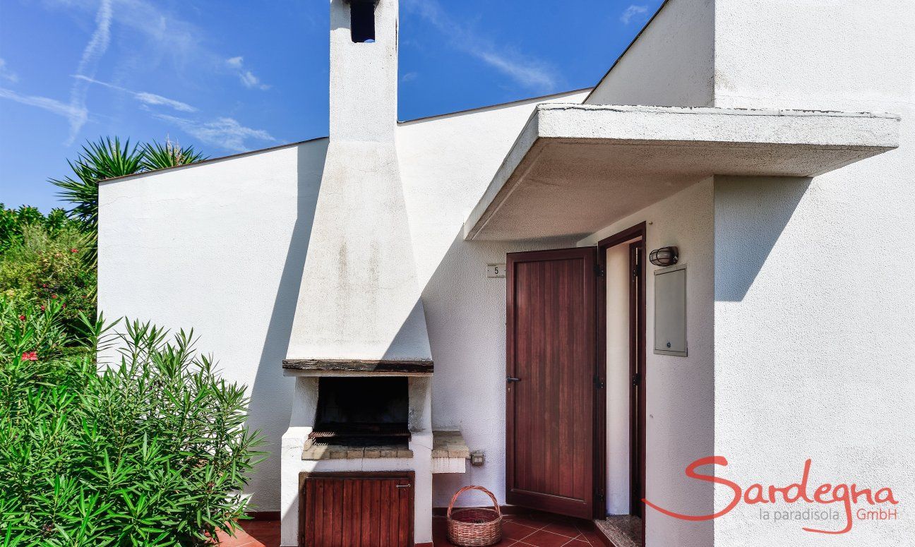 Villa Vela | Eingang zur Villa mit BBQ Eingang zur Villa Vela, BBQ vor dem Eingang