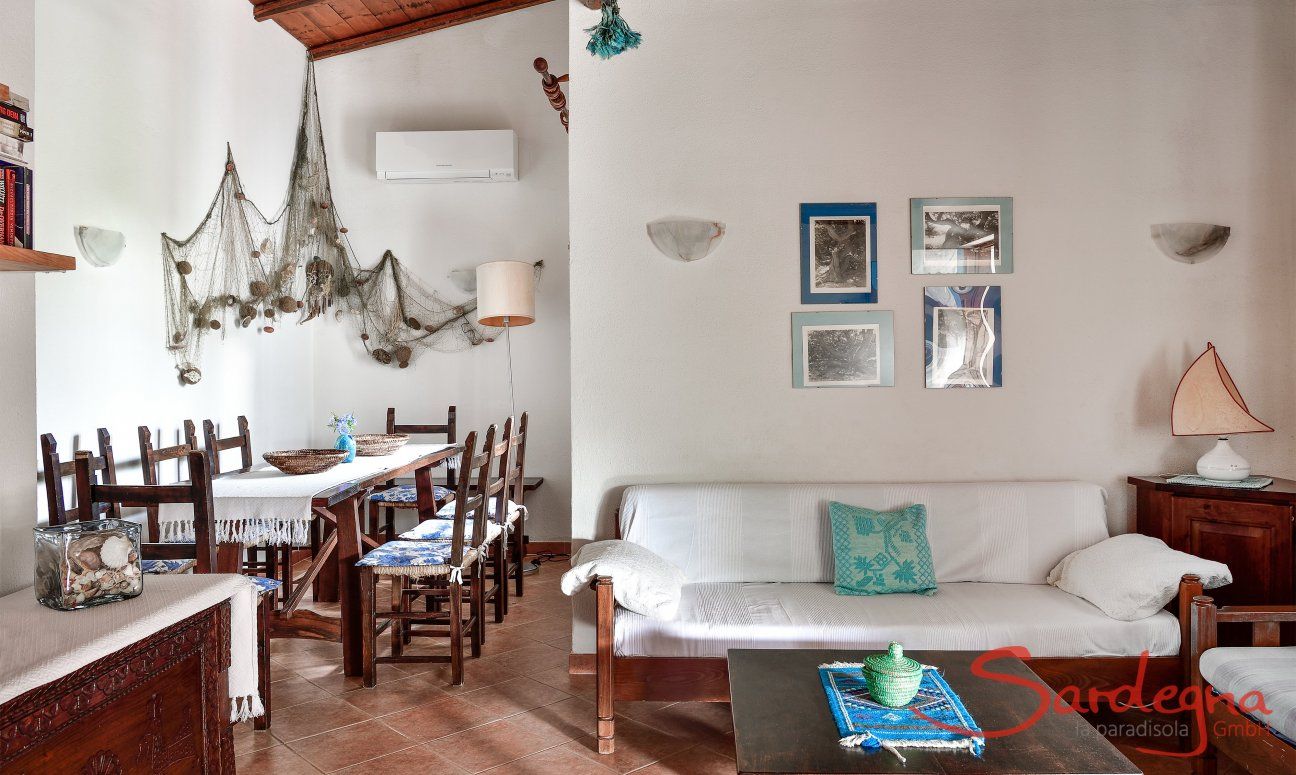 Villa Vela | Wohnbereich mit Esstisch und Sofaecke Wohnbereich mit Esstisch und Sofaecke