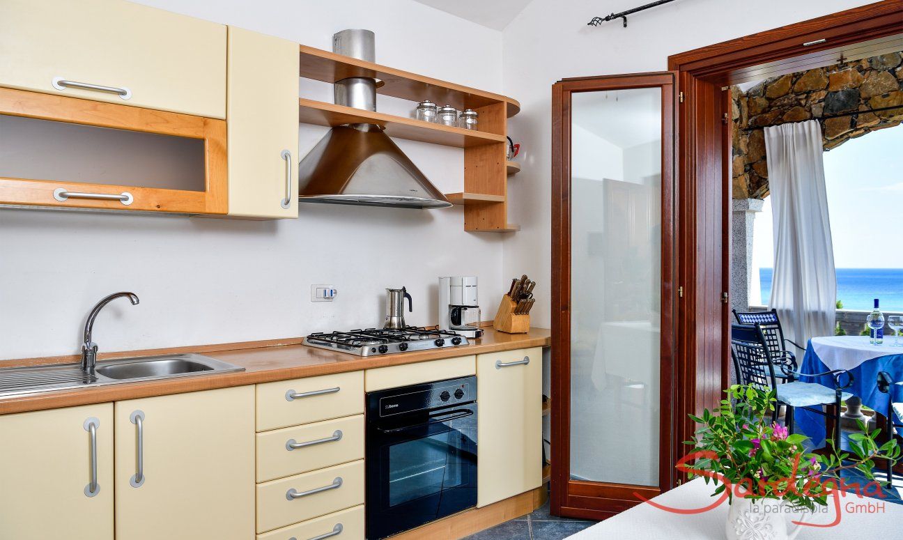 Apartment Castededdu 5 | Küche mit Blick über die Landschaft bis zum Meer Küche mit Blick über die Landschaft bis zum Meer