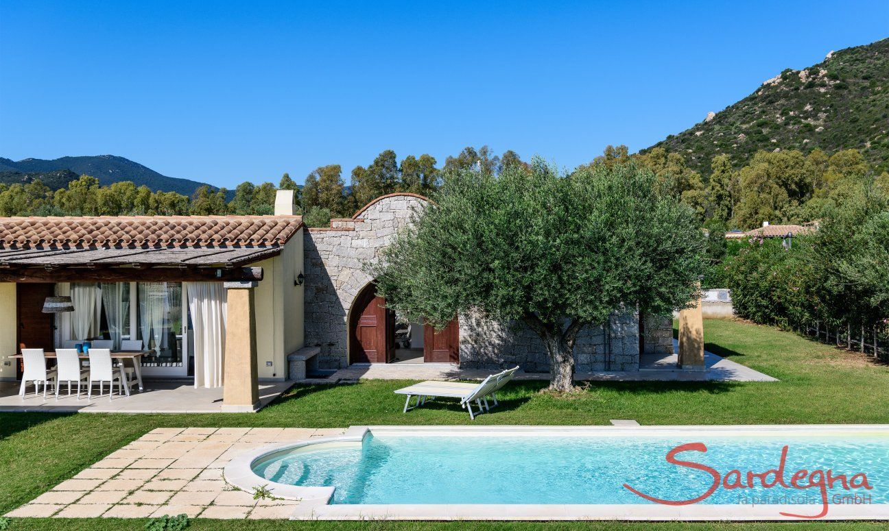 Pool, Terrasse und Tor zum Innenhof von  Villa Campidano 21