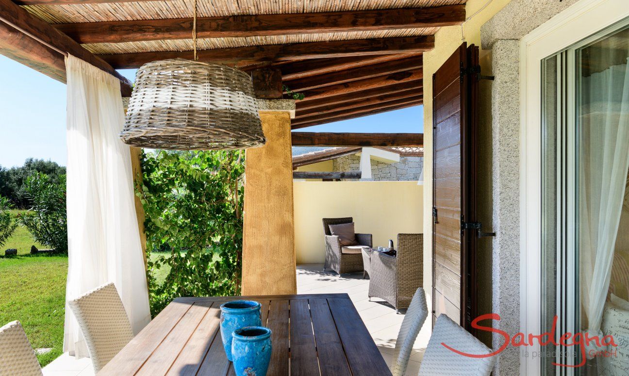 Terrasse mit Blick in den Garten